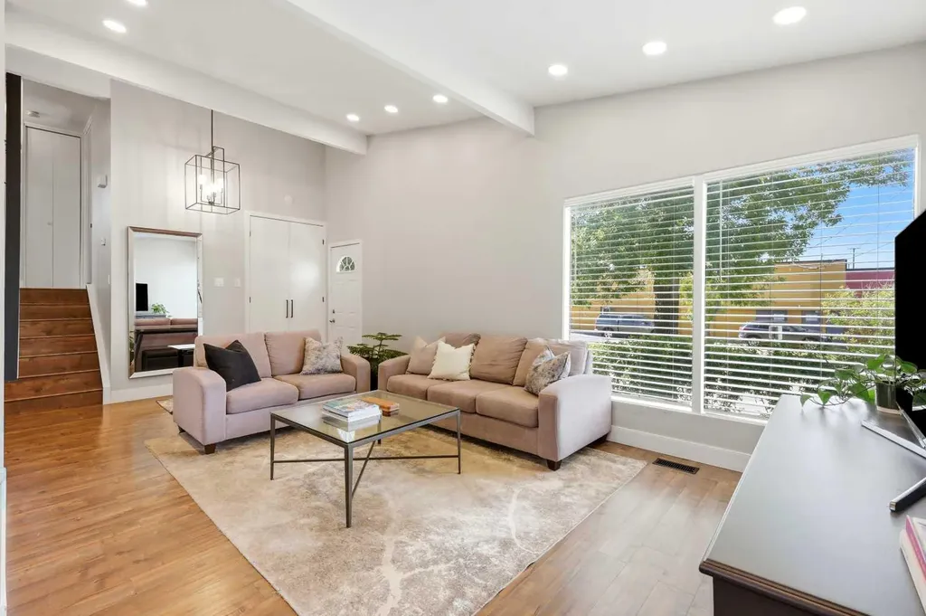2516 63 Avenue SW Calgary AB T3E5J5