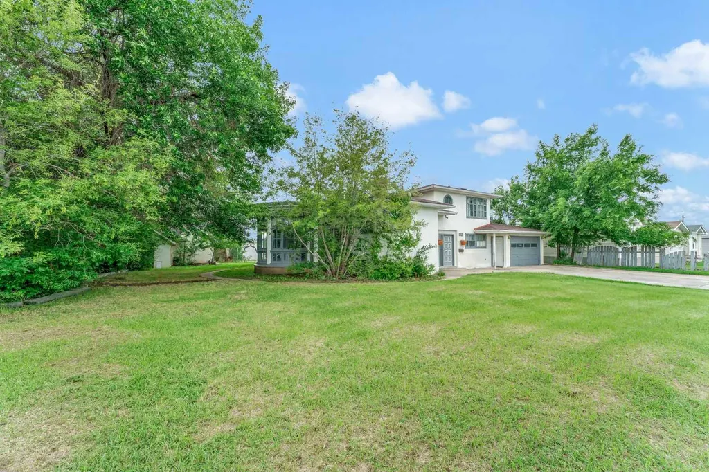 315 2 Street NW Redcliff AB T0J 2P0