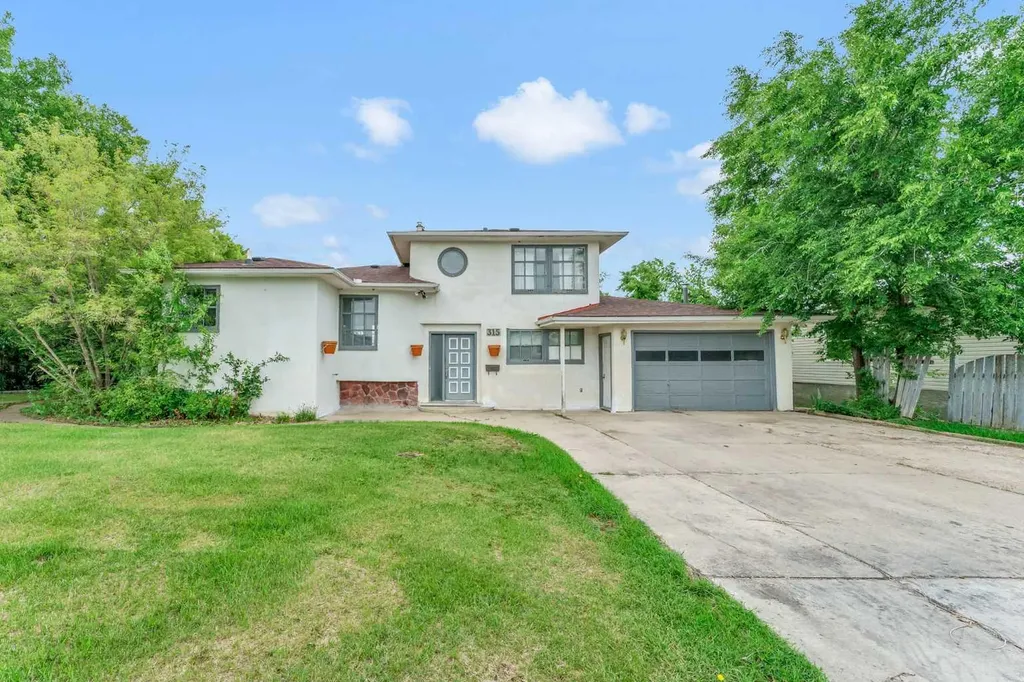 315 2 Street NW Redcliff AB T0J 2P0