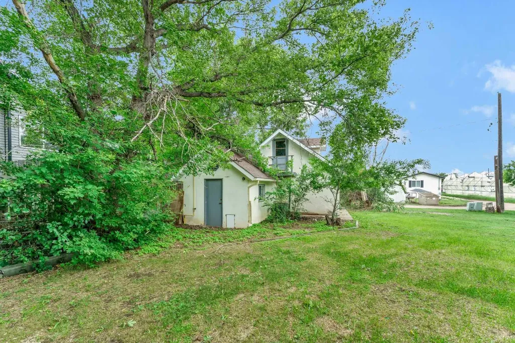 315 2 Street NW Redcliff AB T0J 2P0