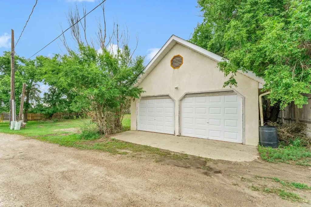 315 2 Street NW Redcliff AB T0J 2P0