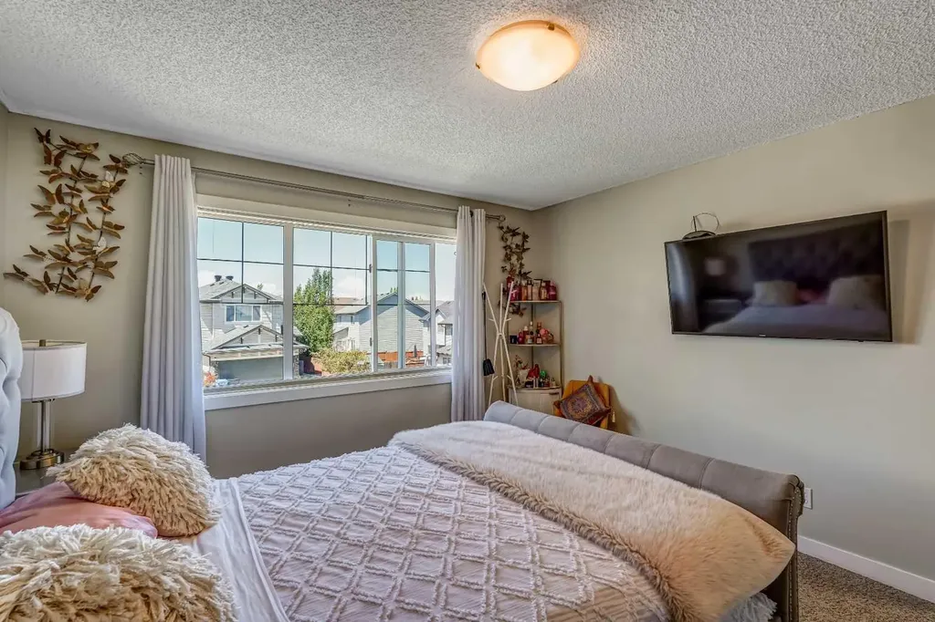 63 Everglen Rise SW Calgary AB T2Y 4Z4