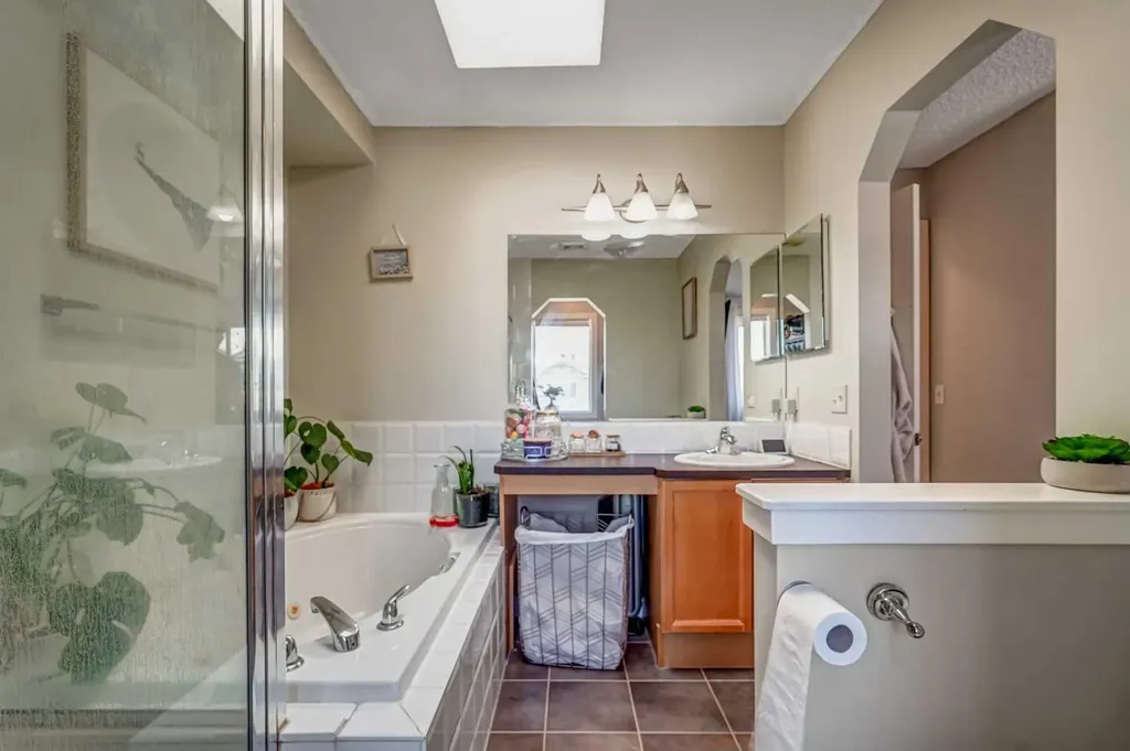 63 Everglen Rise SW Calgary AB T2Y 4Z4