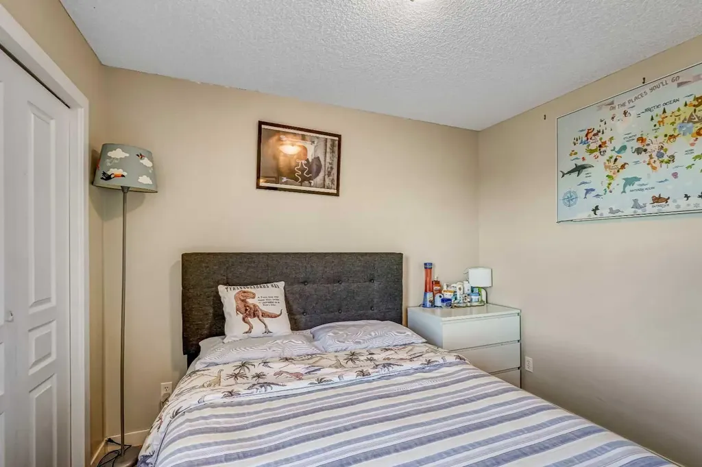 63 Everglen Rise SW Calgary AB T2Y 4Z4