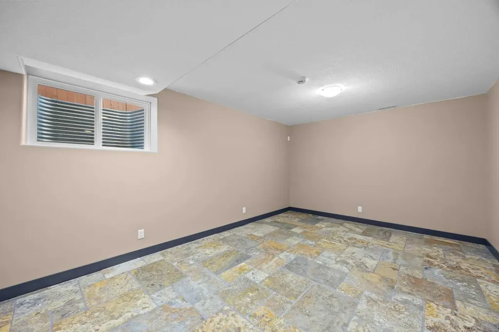 139 Tuscany Ridge Close NW Calgary AB T3L 2K6