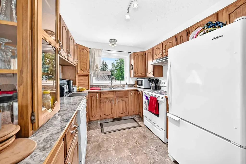 5328 38 Street Innisfail AB T4G 1E8