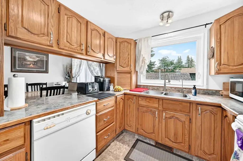 5328 38 Street Innisfail AB T4G 1E8