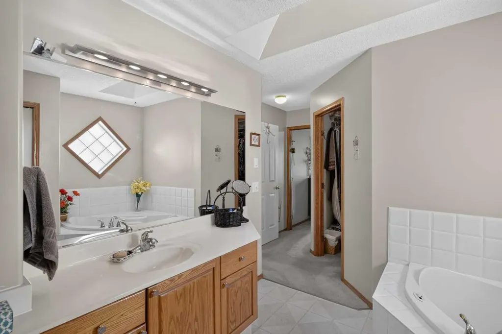 166 Scenic Ridge Crescent NW Calgary AB T3L 1V7