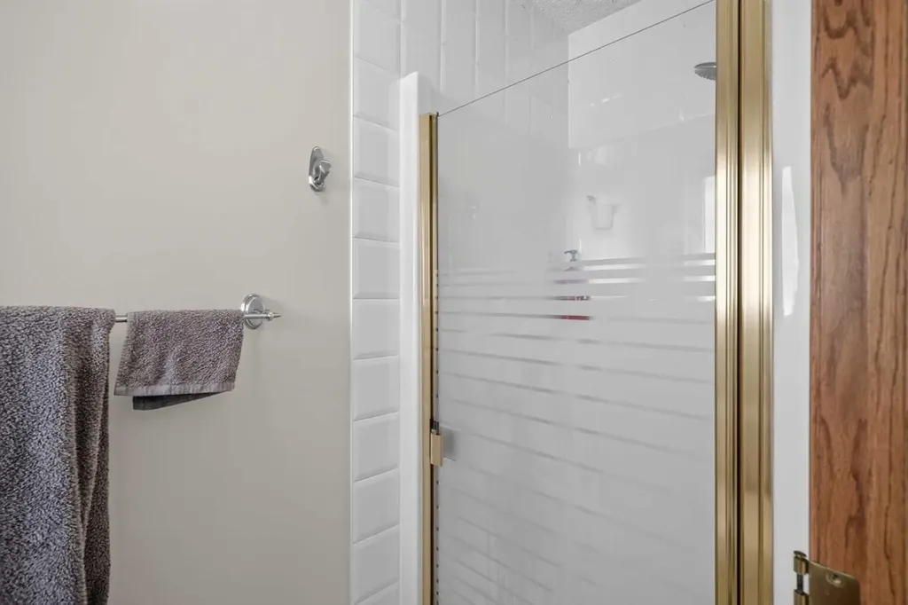 166 Scenic Ridge Crescent NW Calgary AB T3L 1V7