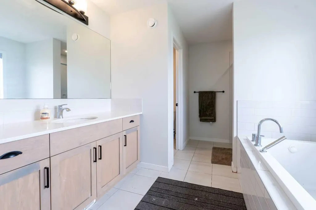 915 Corner Meadows Way NE Calgary AB T3N2C2