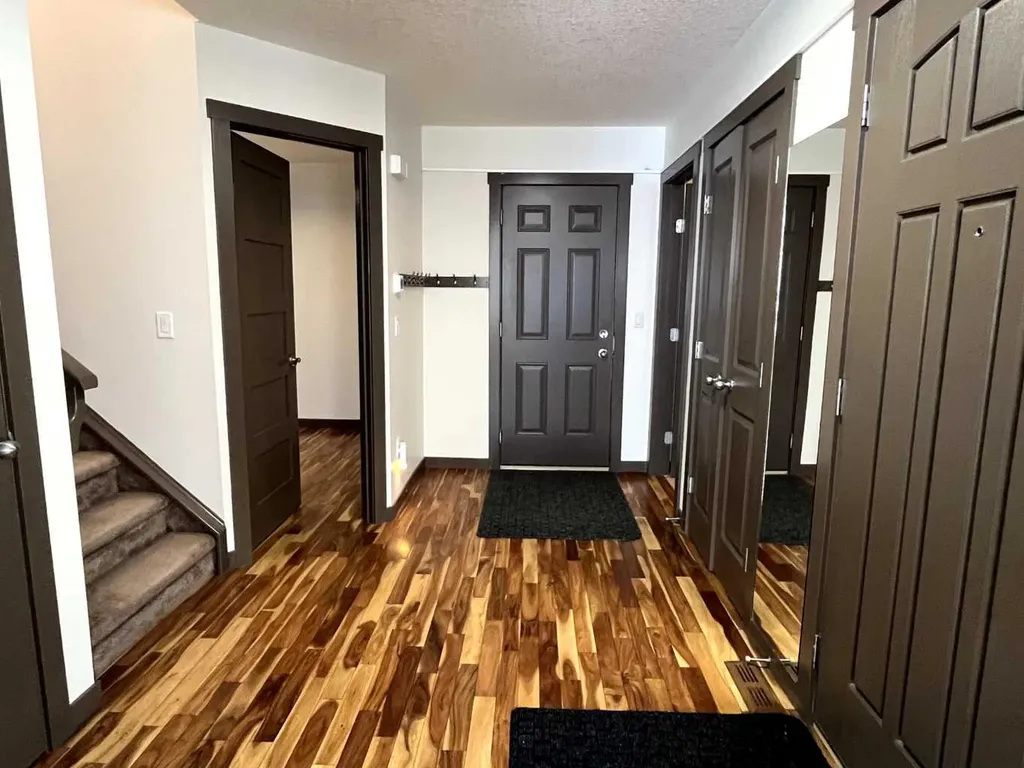 5 Covecreek Mews NE Calgary AB T3K0V8