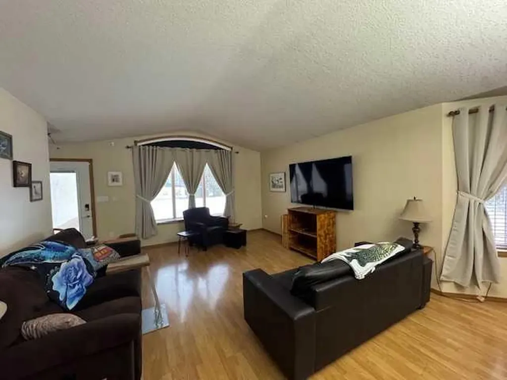6336 15 Avenue S Edson AB T7E 1S3