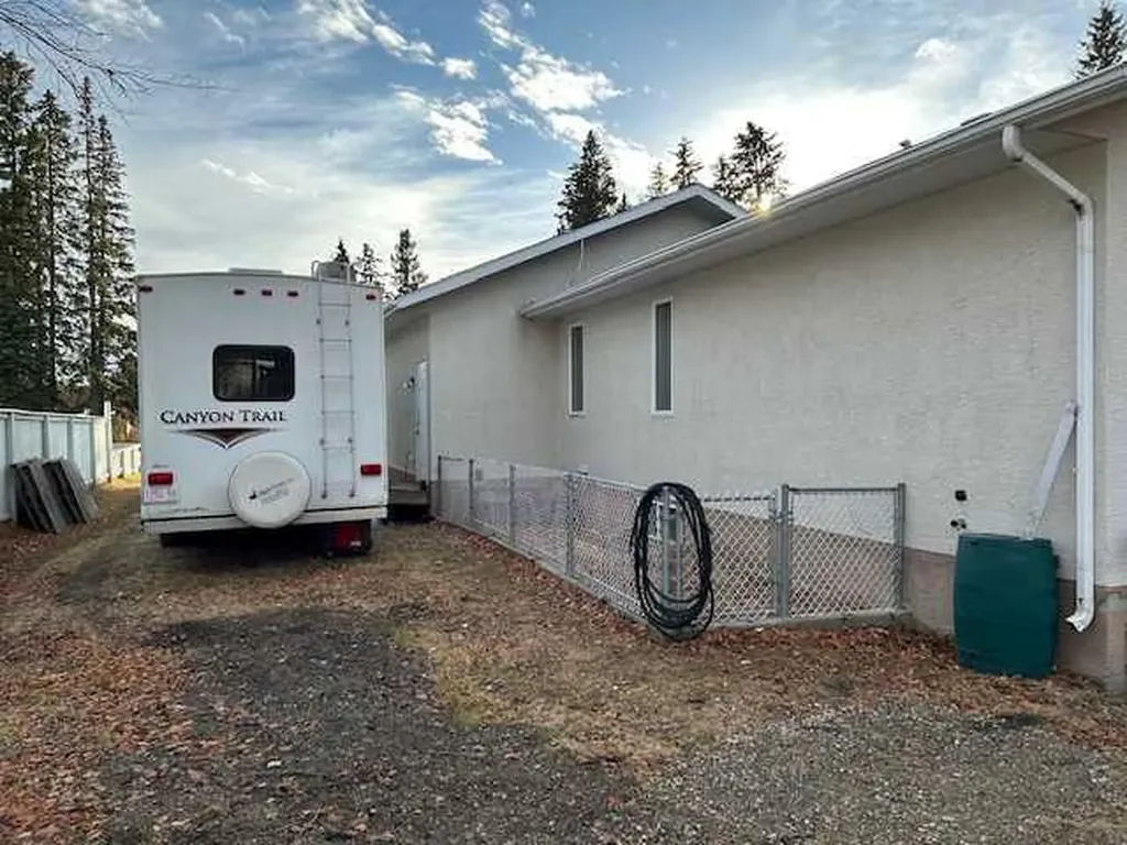 6336 15 Avenue S Edson AB T7E 1S3