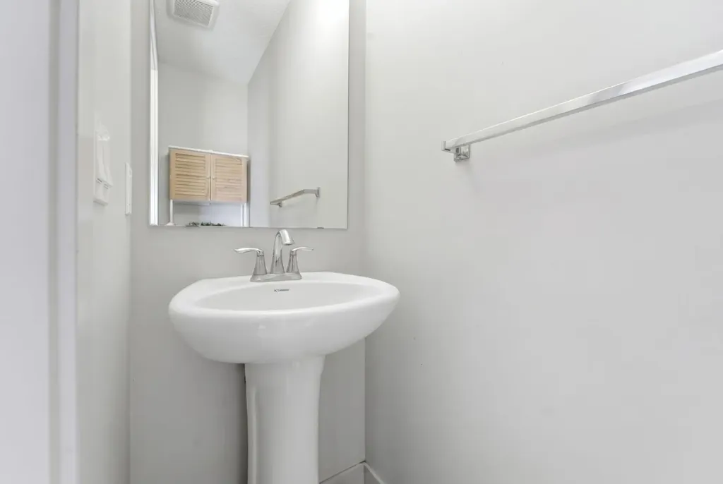 9060 52 Street NE Calgary AB T3J 0V7