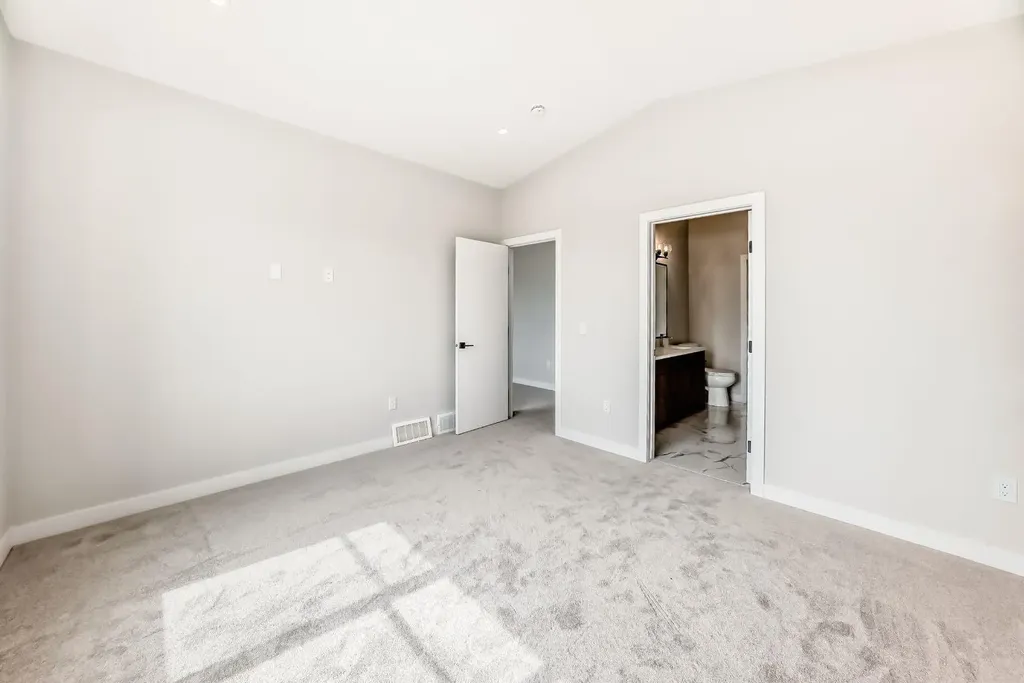 4 Heritage Mews Cochrane AB T4C2J8