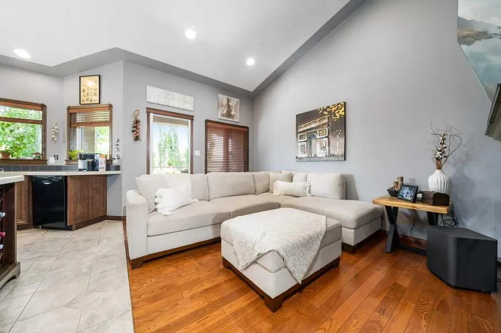 210 Vista Close SE Medicine Hat AB T1B 0C4