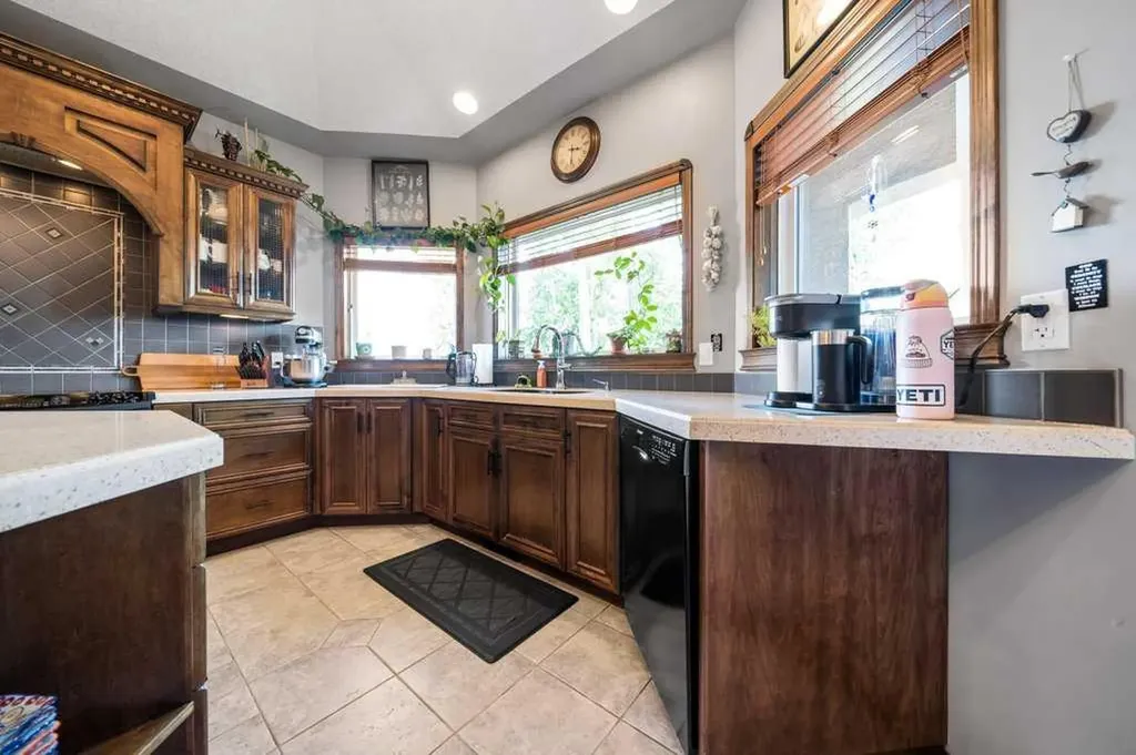 210 Vista Close SE Medicine Hat AB T1B 0C4
