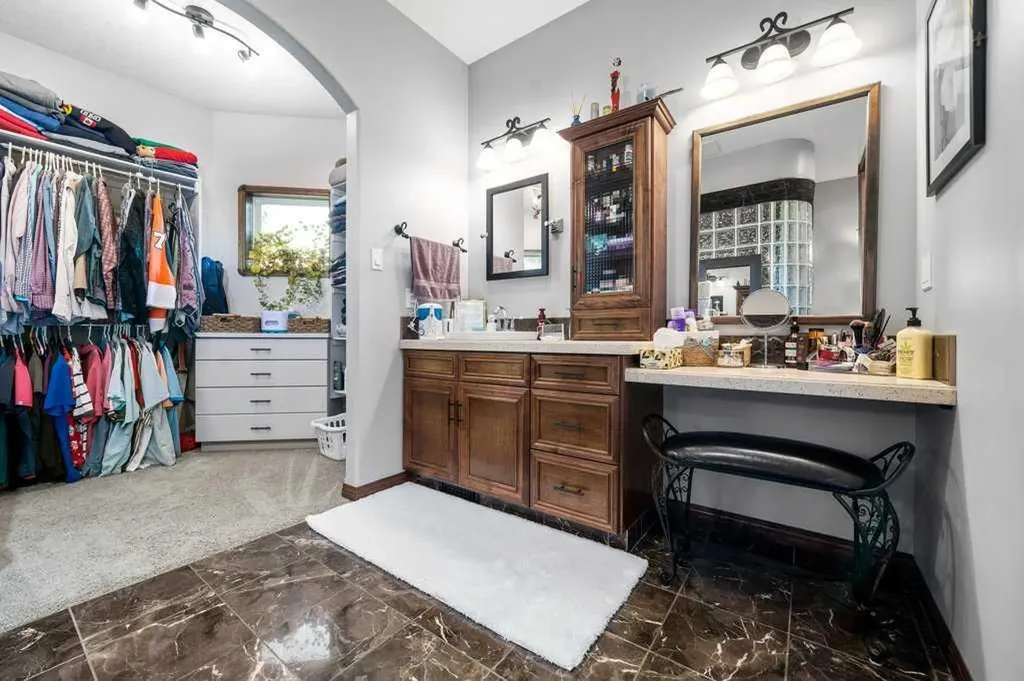 210 Vista Close SE Medicine Hat AB T1B 0C4