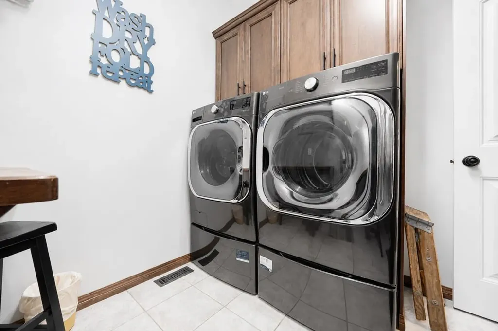 210 Vista Close SE Medicine Hat AB T1B 0C4