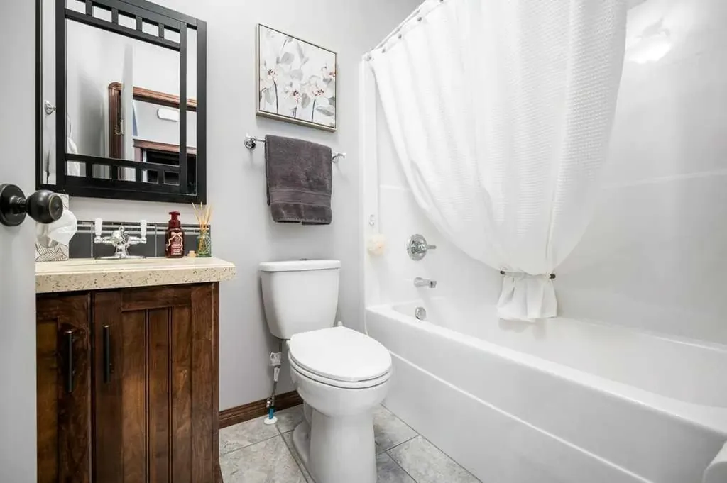 210 Vista Close SE Medicine Hat AB T1B 0C4