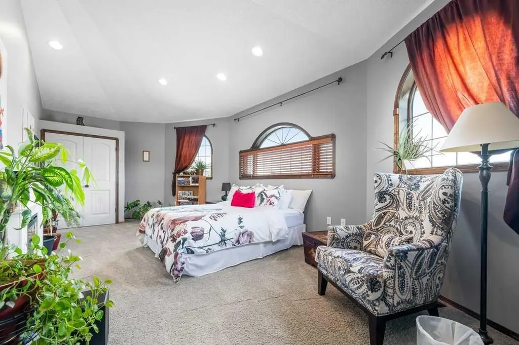 210 Vista Close SE Medicine Hat AB T1B 0C4
