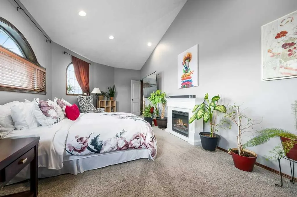 210 Vista Close SE Medicine Hat AB T1B 0C4