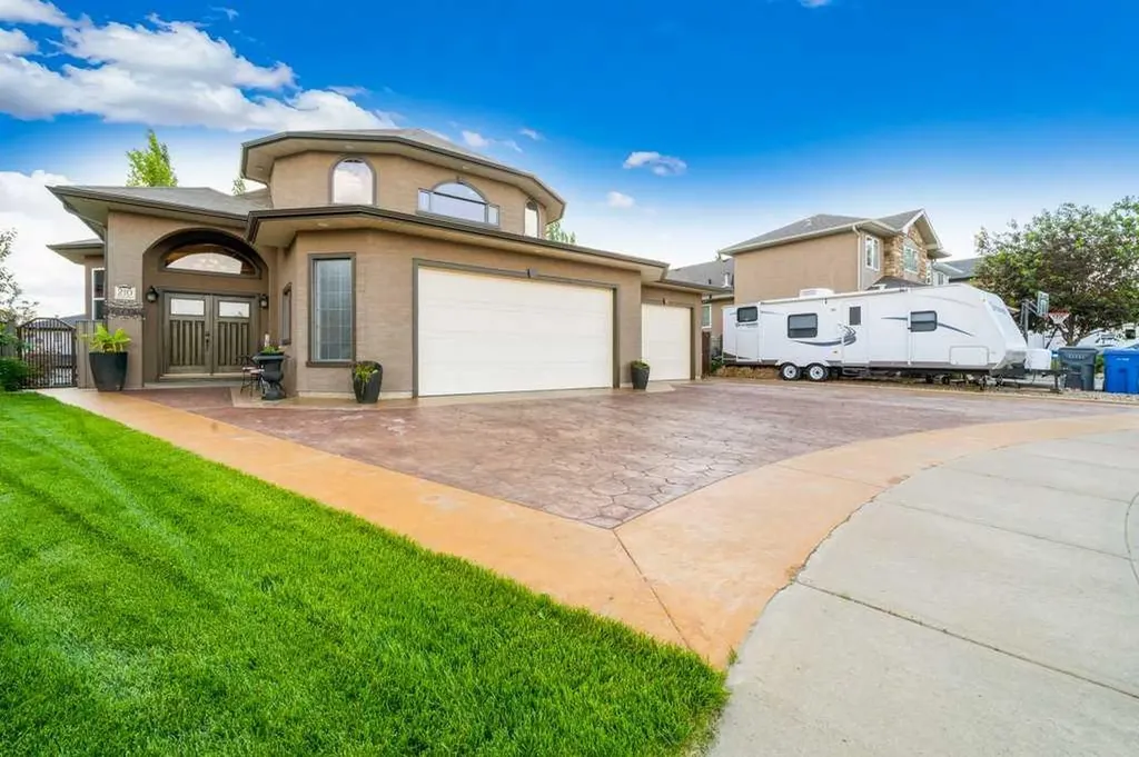 210 Vista Close SE Medicine Hat AB T1B 0C4