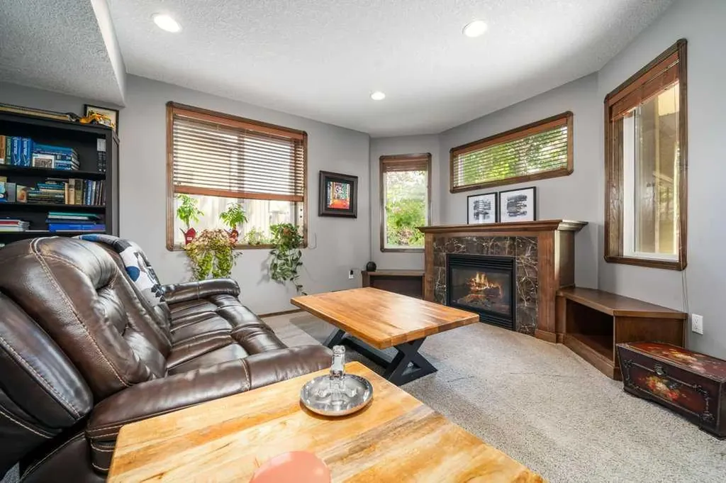 210 Vista Close SE Medicine Hat AB T1B 0C4