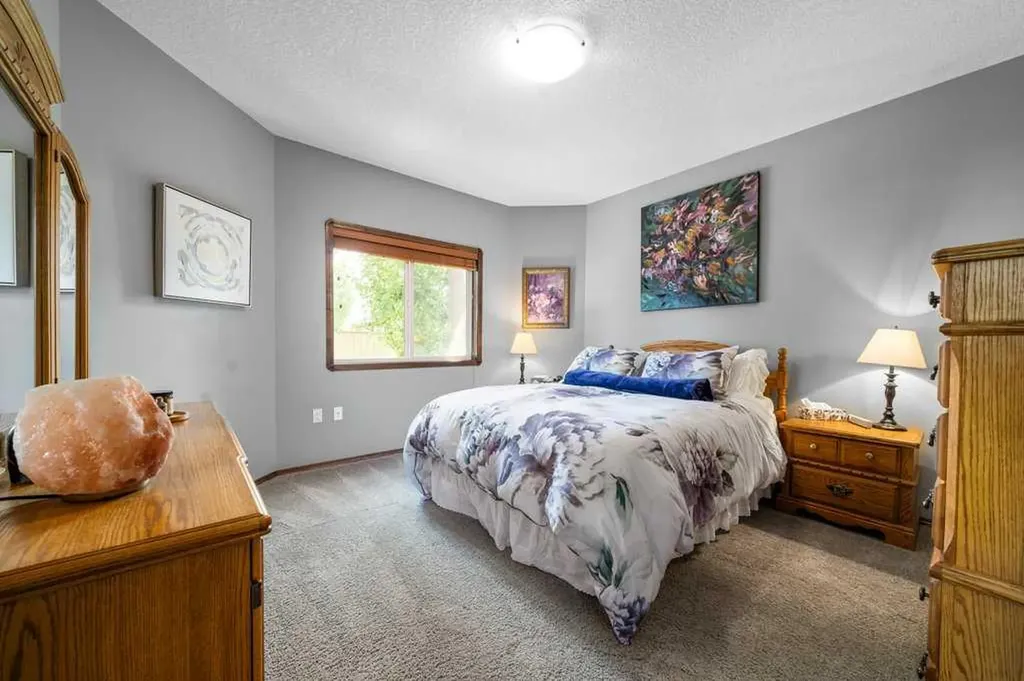 210 Vista Close SE Medicine Hat AB T1B 0C4
