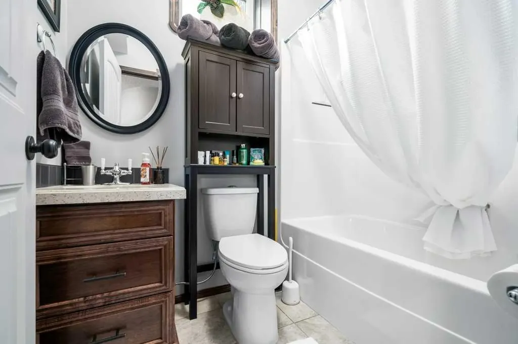 210 Vista Close SE Medicine Hat AB T1B 0C4