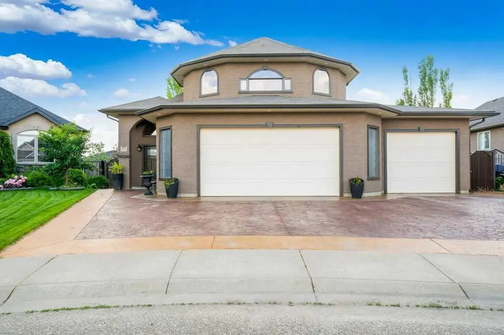 210 Vista Close SE Medicine Hat AB T1B 0C4