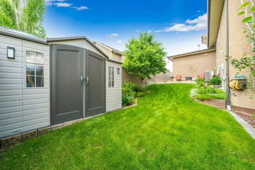 210 Vista Close SE Medicine Hat AB T1B 0C4