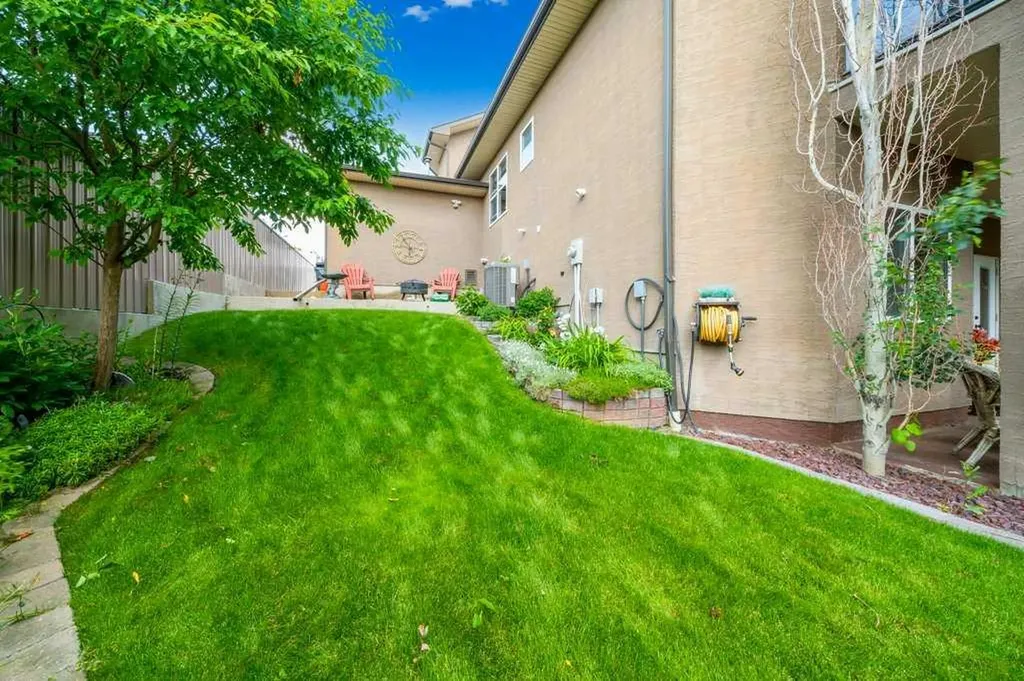 210 Vista Close SE Medicine Hat AB T1B 0C4