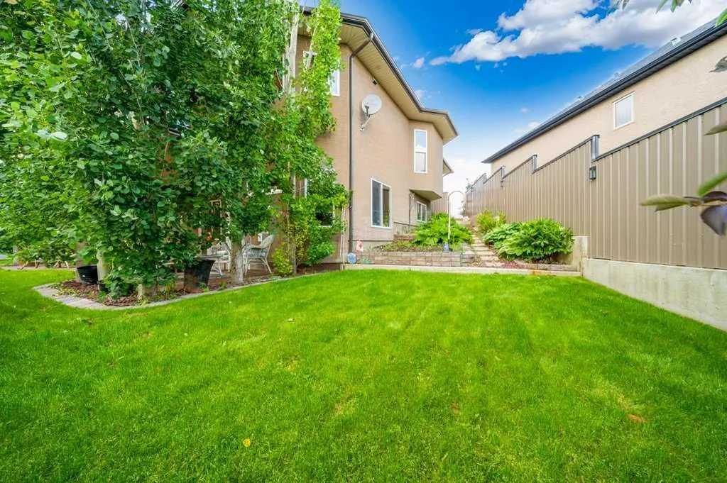 210 Vista Close SE Medicine Hat AB T1B 0C4