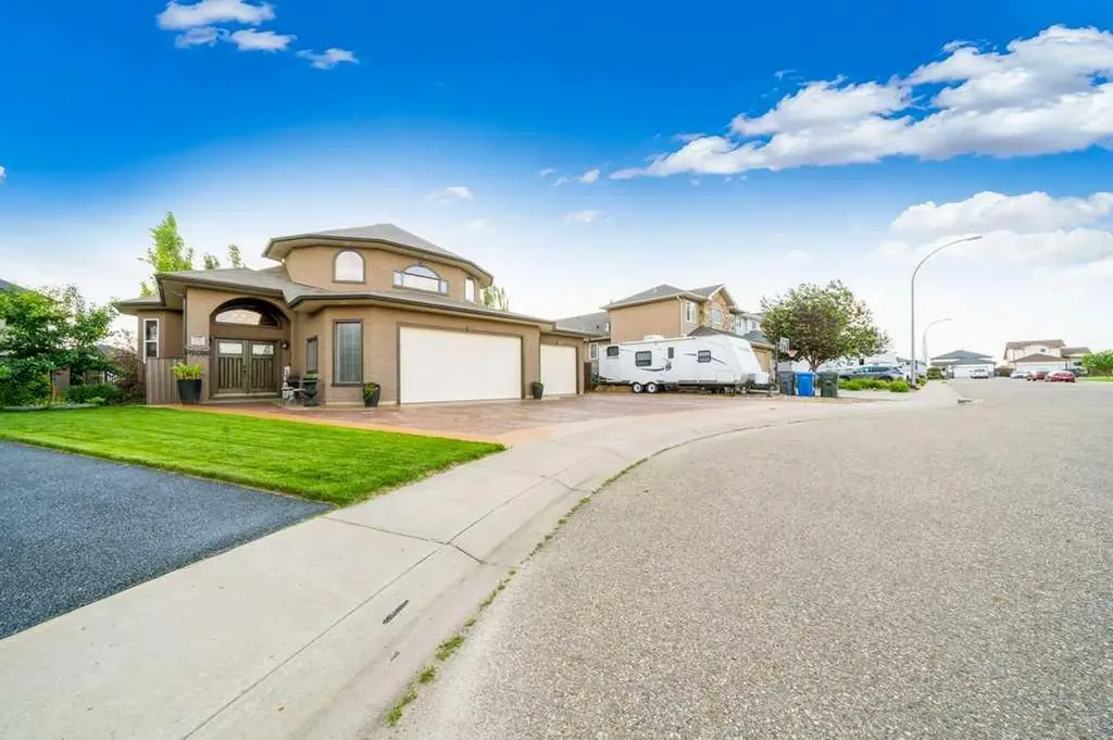 210 Vista Close SE Medicine Hat AB T1B 0C4