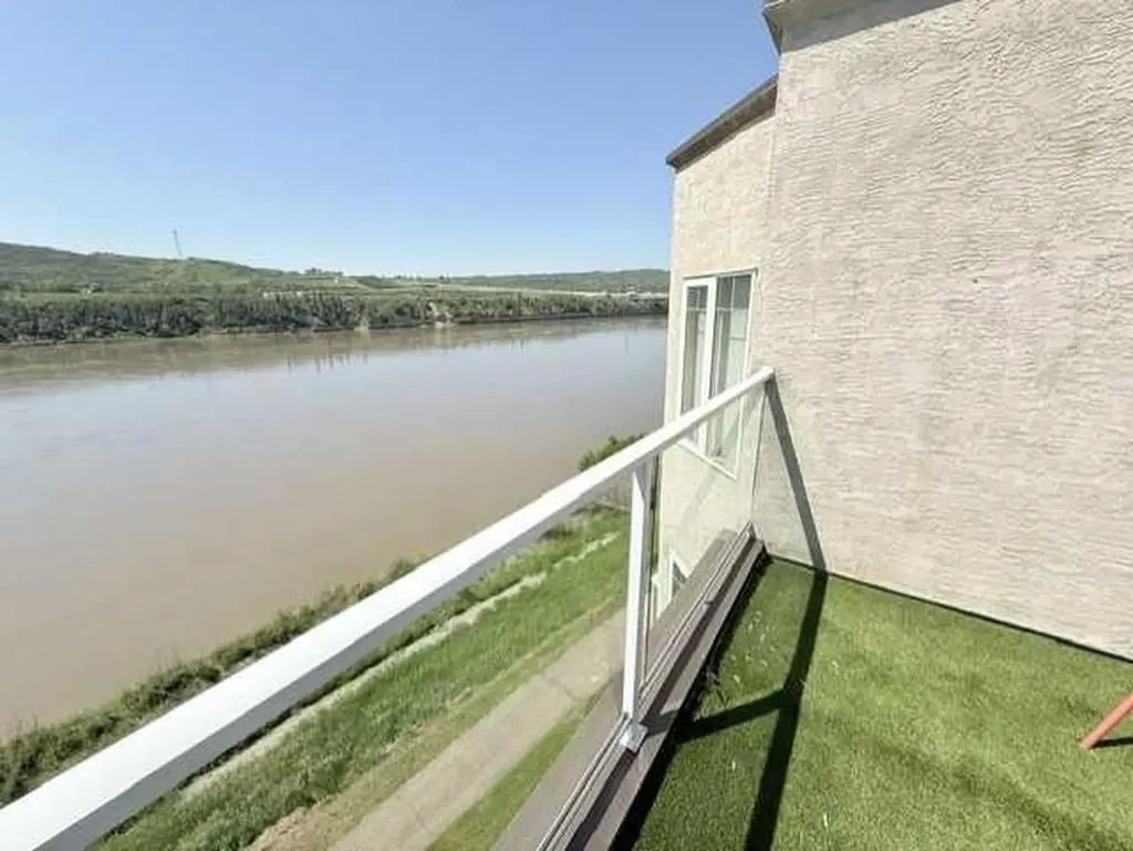 9810 94 Street Peace River AB T8S1J2