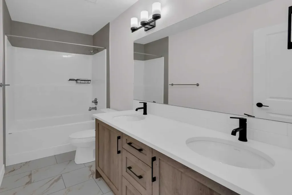 541 Baywater Manor SW Airdrie AB T4B 0A7