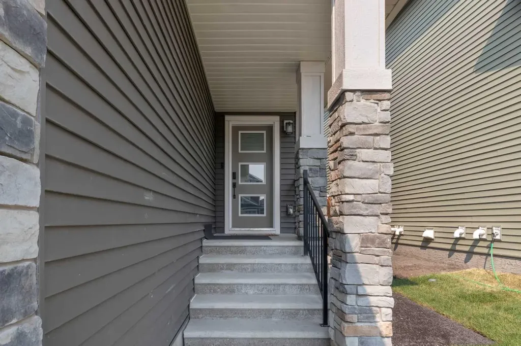 541 Baywater Manor SW Airdrie AB T4B 0A7