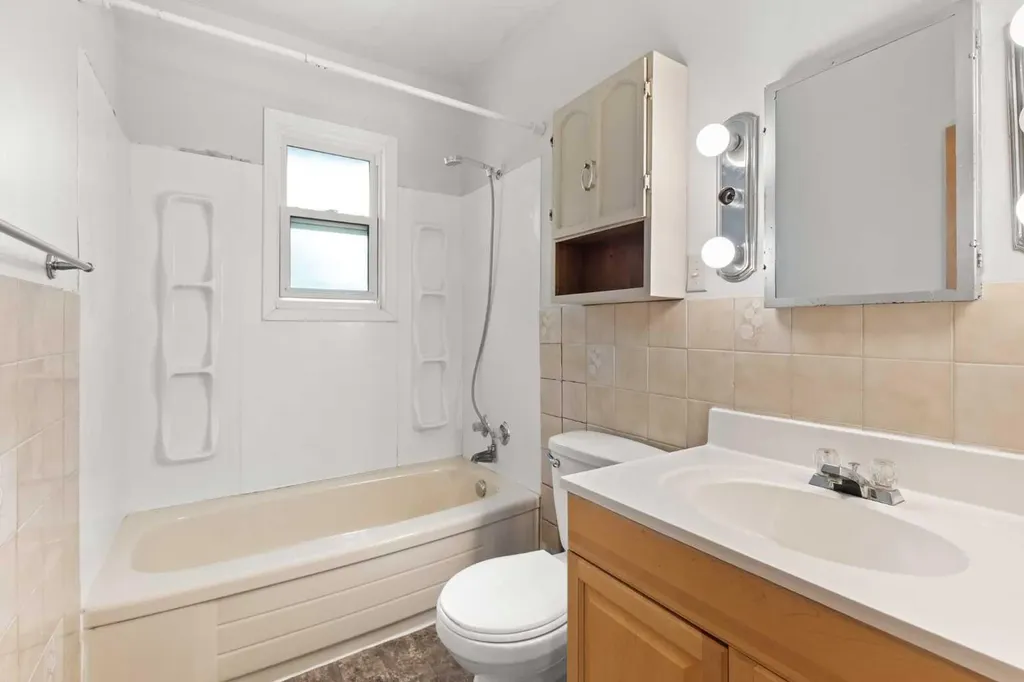 21 5 Street SW Medicine Hat AB T1A 4G3