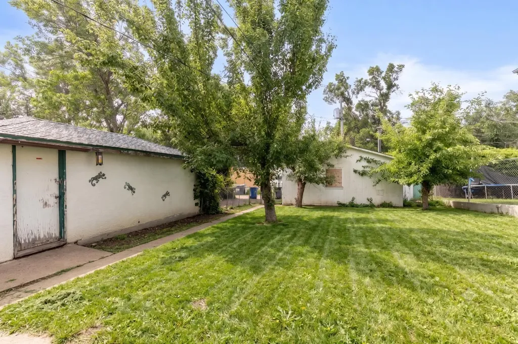 21 5 Street SW Medicine Hat AB T1A 4G3