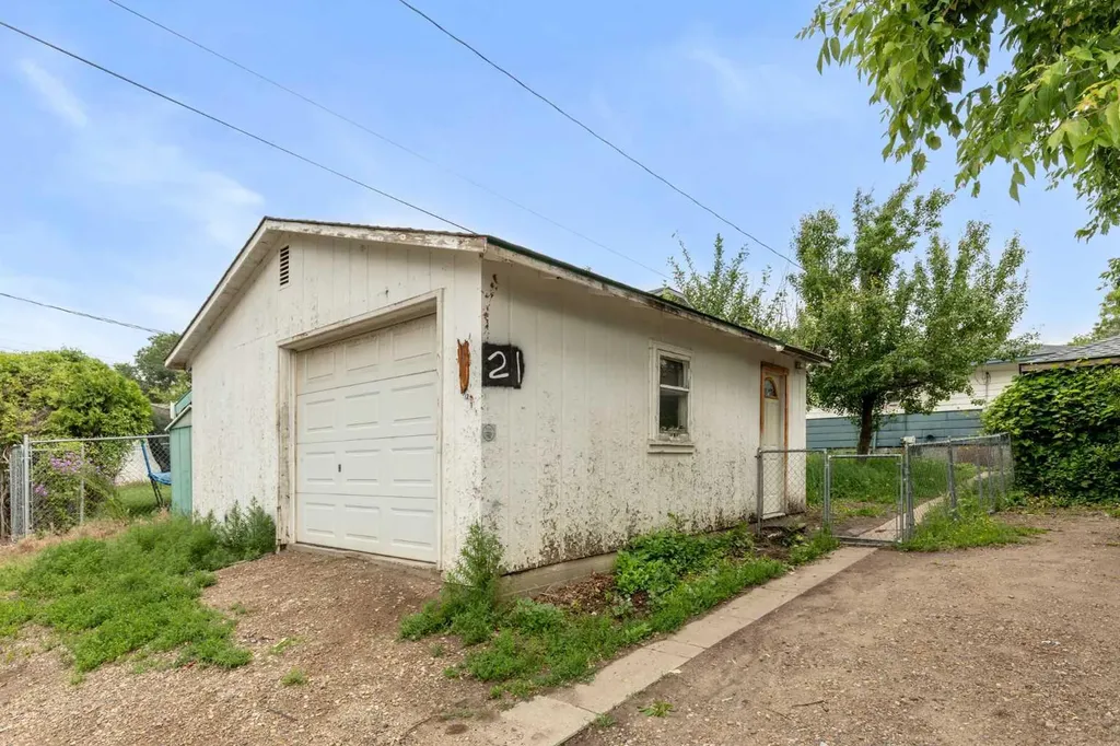21 5 Street SW Medicine Hat AB T1A 4G3