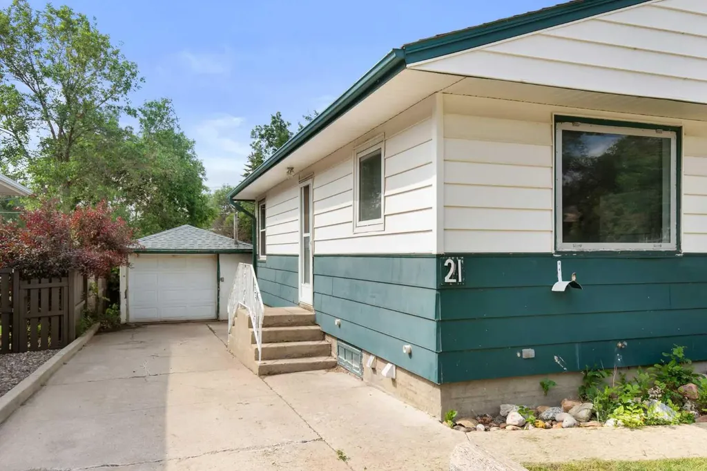 21 5 Street SW Medicine Hat AB T1A 4G3