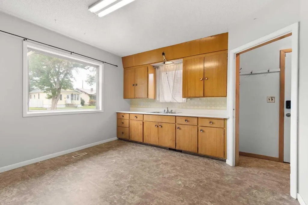 21 5 Street SW Medicine Hat AB T1A 4G3