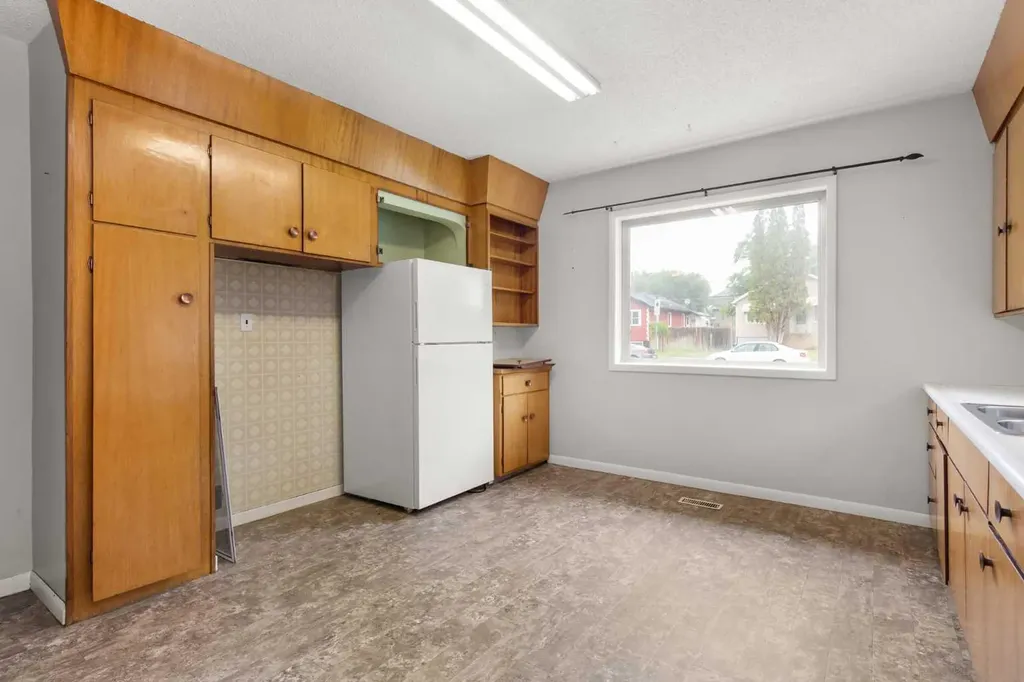 21 5 Street SW Medicine Hat AB T1A 4G3