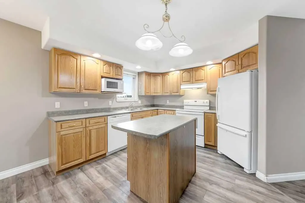 6814 39 Street Lloydminster AB T9V 2Z3