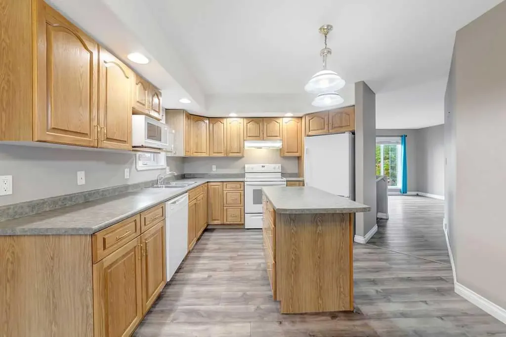 6814 39 Street Lloydminster AB T9V 2Z3