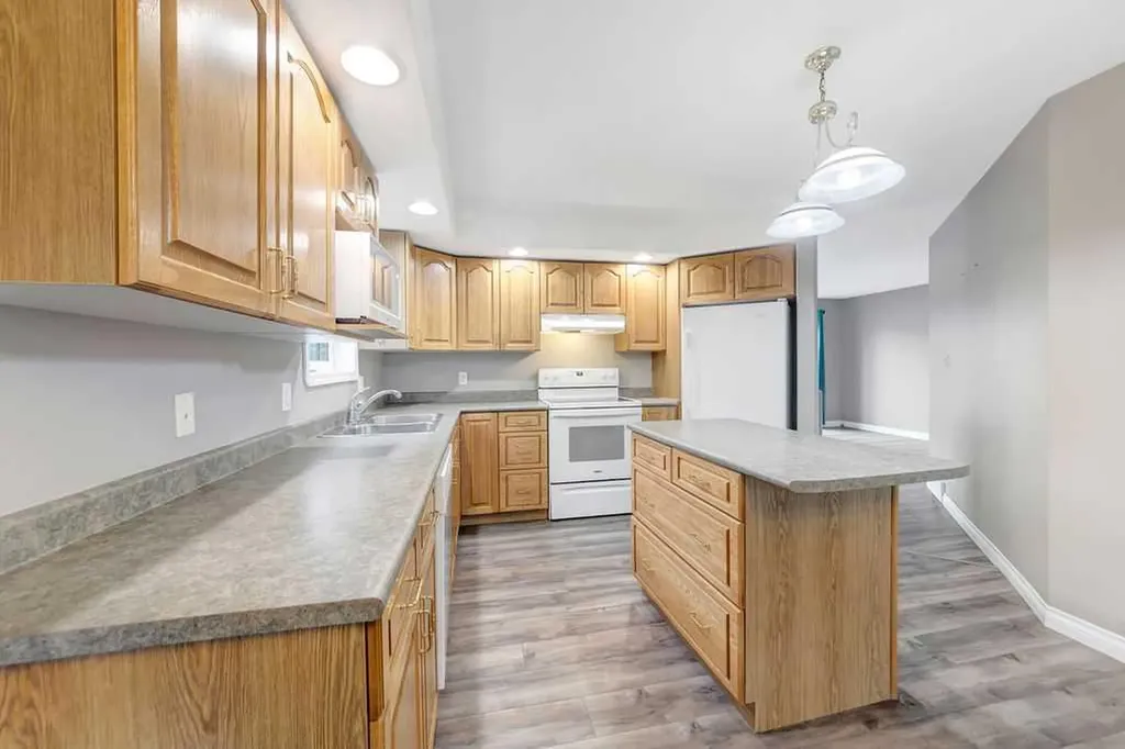 6814 39 Street Lloydminster AB T9V 2Z3