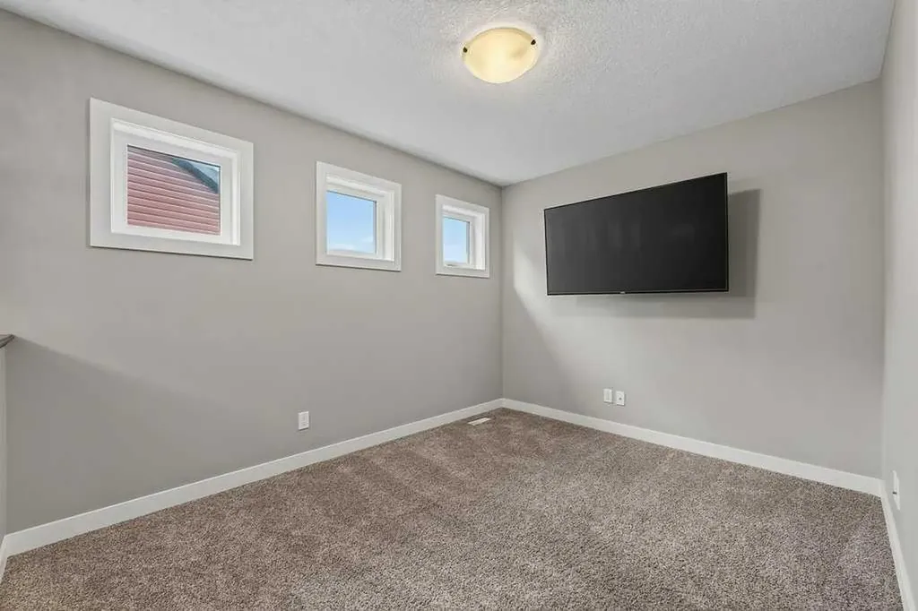 47 Evanscrest Way NW Calgary AB T3P 0P2