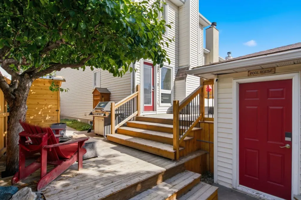 227 Coachway Road SW Calgary AB T3H 1B2