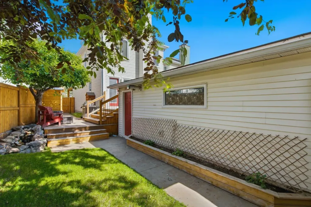 227 Coachway Road SW Calgary AB T3H 1B2